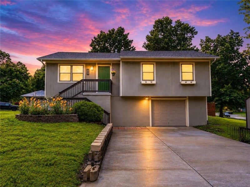 211 51 Rd, Warrensburg, MO 64093