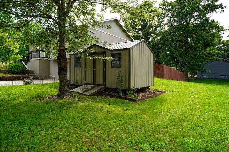 211 51 Rd, Warrensburg, MO 64093