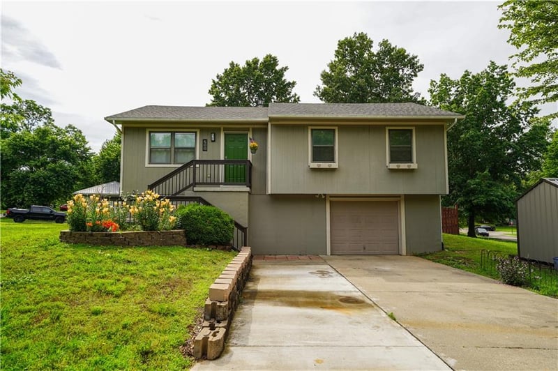 211 51 Rd, Warrensburg, MO 64093