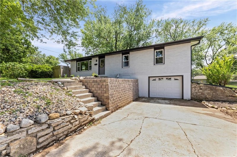 13101 NW Porter Rd, Parkville, MO 64152