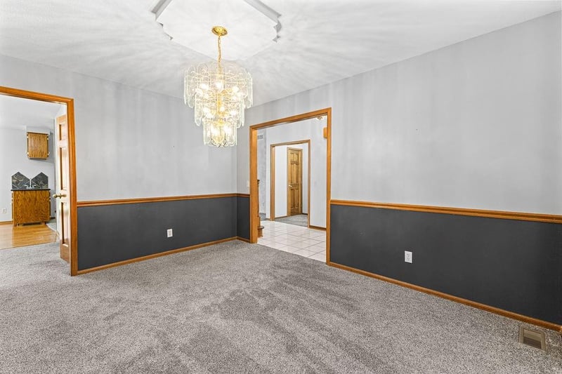 403 Leonard Rd, St Joseph, MO 64506