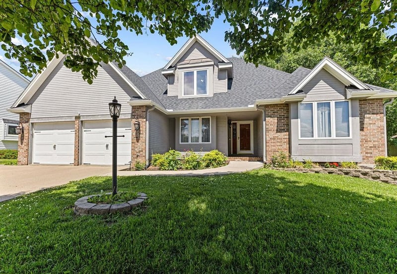 403 Leonard Rd, St Joseph, MO 64506