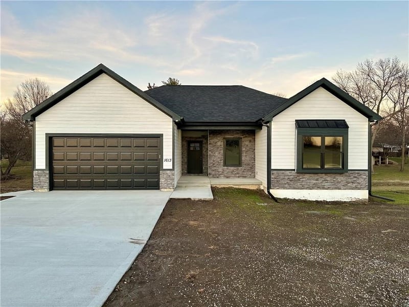 1613 Ash Ct, Ottawa, KS 66067