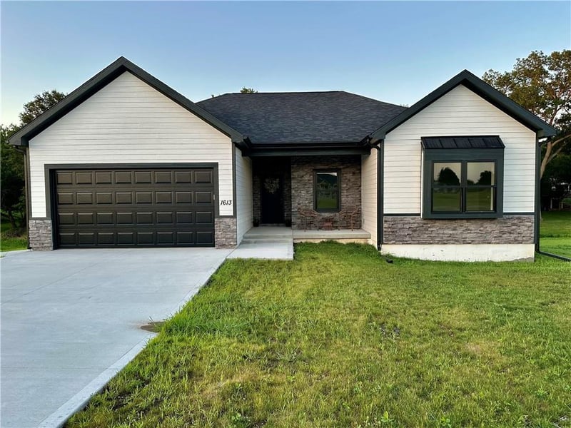 1613 Ash Ct, Ottawa, KS 66067