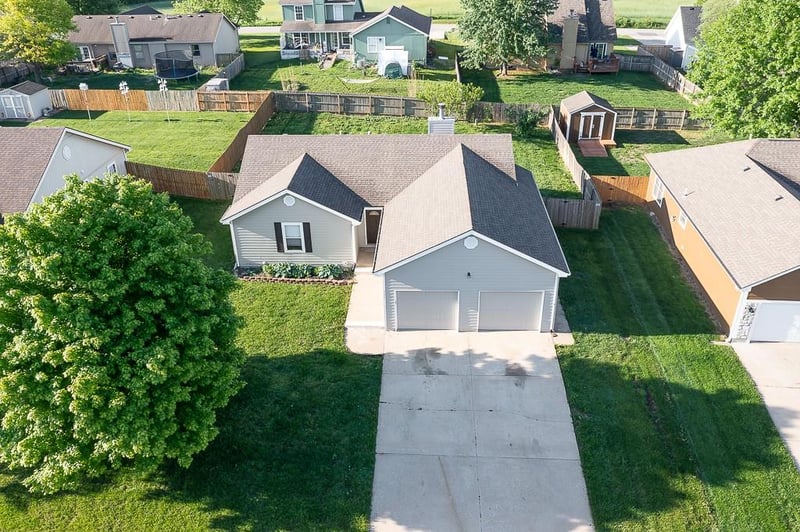 1762 Finch Dr, Tonganoxie, KS 66086
