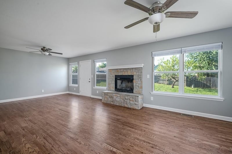 1762 Finch Dr, Tonganoxie, KS 66086