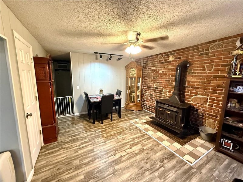 3127 Gene Field Rd, St Joseph, MO 64506