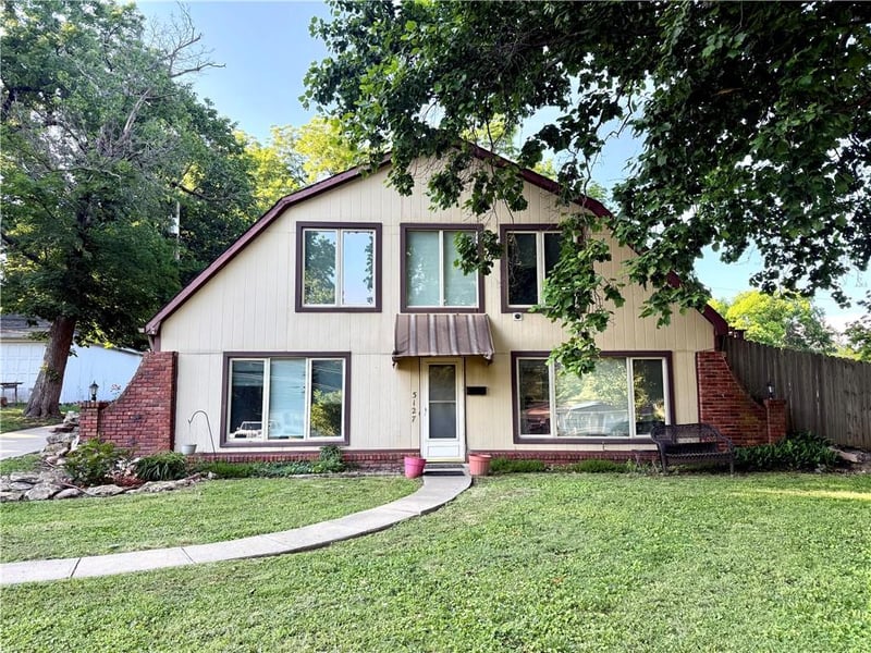 3127 Gene Field Rd, St Joseph, MO 64506
