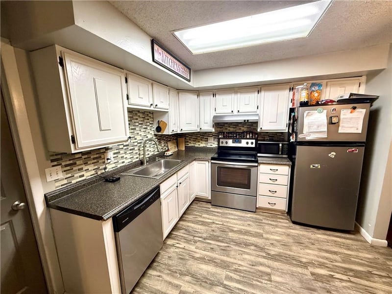 3127 Gene Field Rd, St Joseph, MO 64506