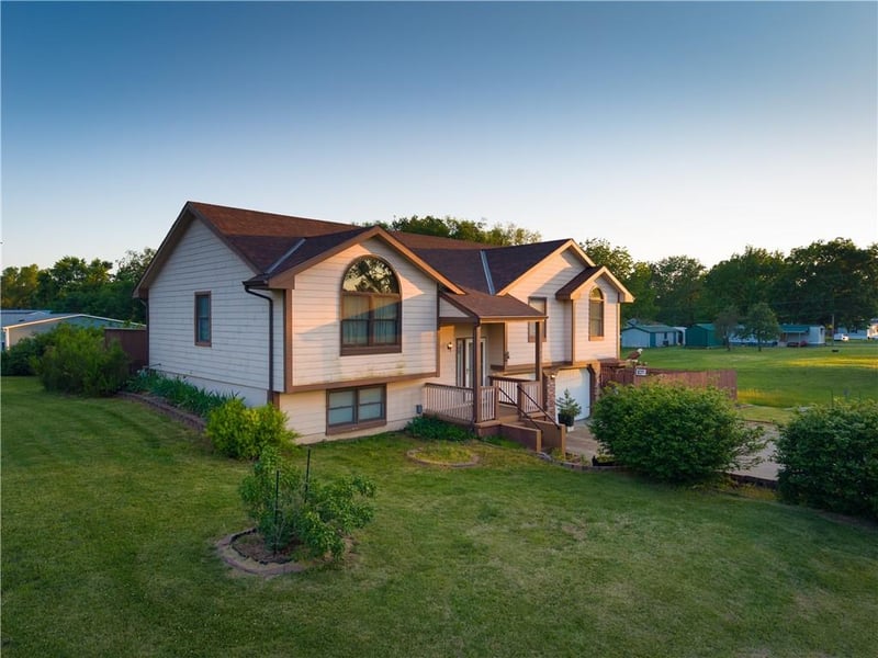 220 7th St, Pomona, KS 66076