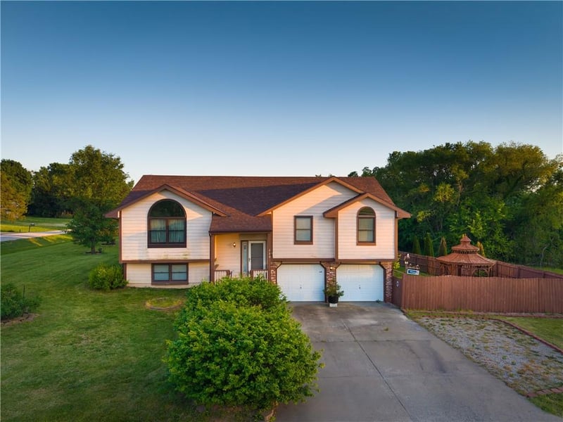 220 7th St, Pomona, KS 66076