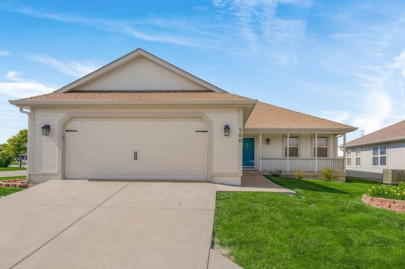 700 Sun Ct, Raymore, MO 64083