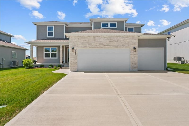 1717 Hightown Dr, Lee's Summit, MO 64082