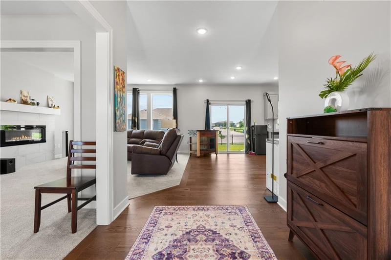 1717 Hightown Dr, Lee's Summit, MO 64082