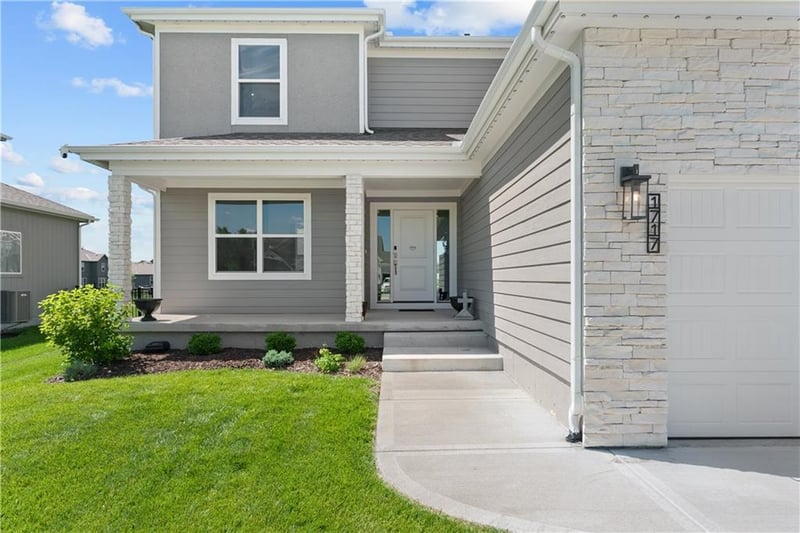 1717 Hightown Dr, Lee's Summit, MO 64082