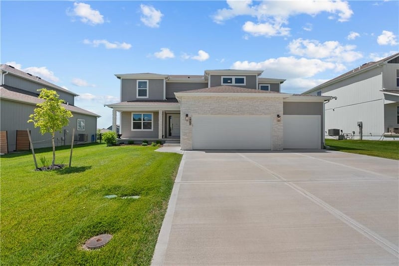 1717 Hightown Dr, Lee's Summit, MO 64082