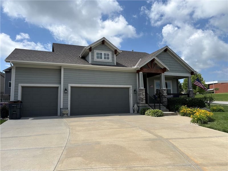 1019 Cedarcrest Dr, Olathe, KS 66061