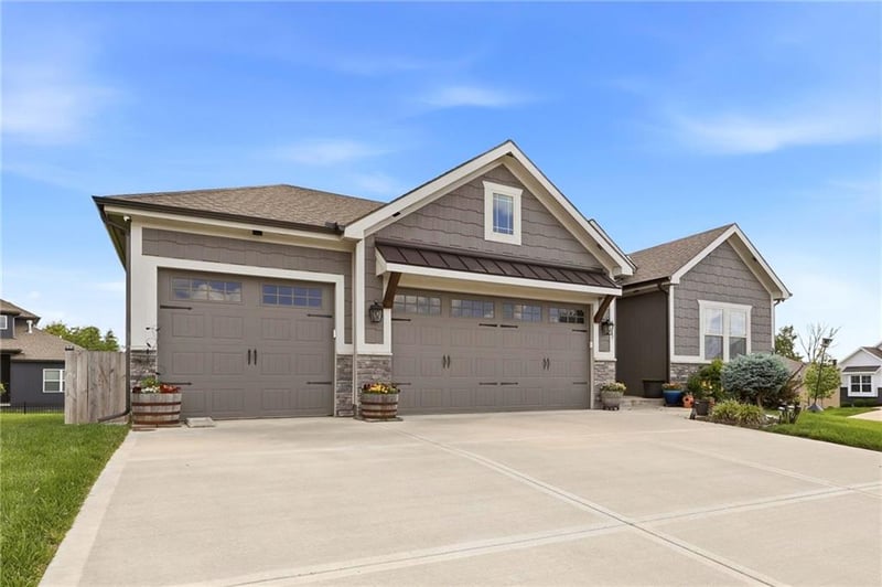 1717 26th Ter, Lee's Summit, MO 64082