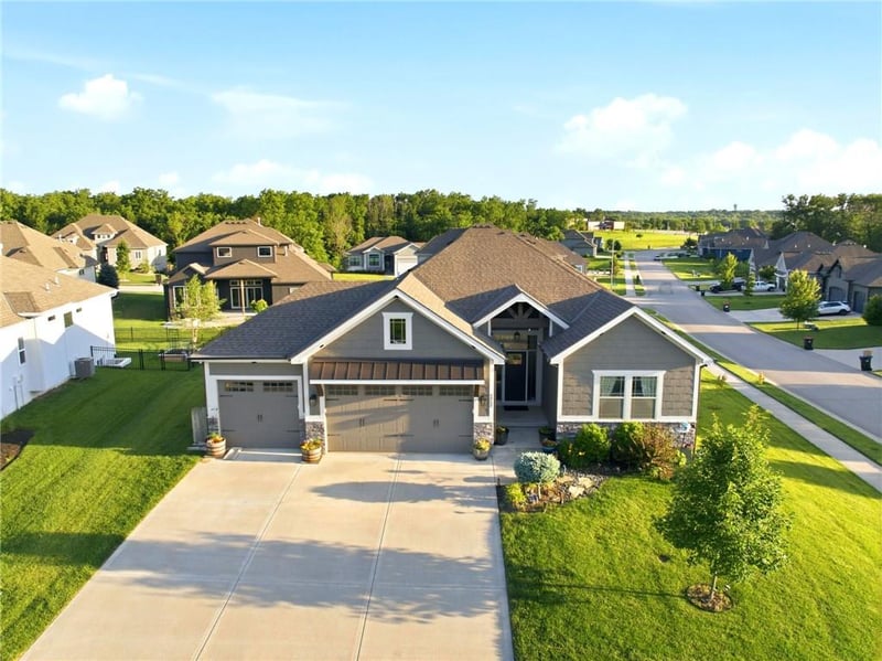 1717 26th Ter, Lee's Summit, MO 64082