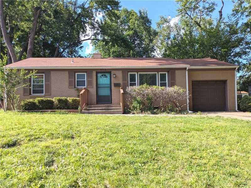 6712 72nd St, Overland Park, KS 66204