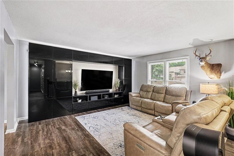 1406 Mart Way Dr, Olathe, KS 66061