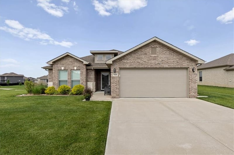 7528 Arapahoe Dr, Shawnee, KS 66227