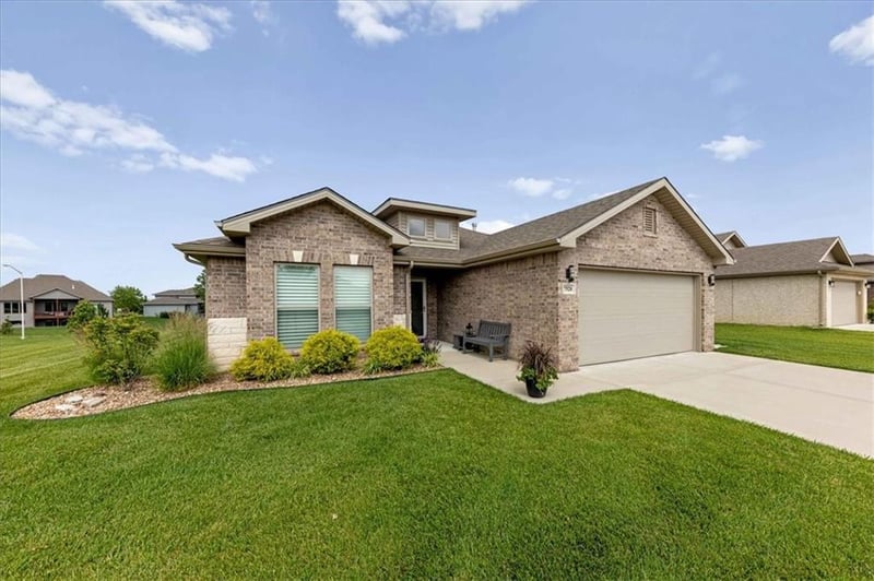 7528 Arapahoe Dr, Shawnee, KS 66227
