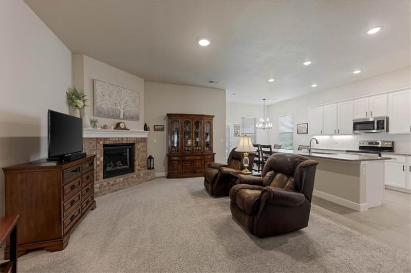 7528 Arapahoe Dr, Shawnee, KS 66227