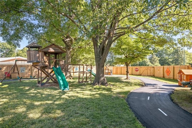 1 Hawthorne Pl, Independence, MO 64052