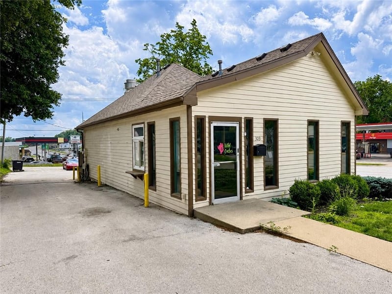 323 Elm St, Leavenworth, KS 66048