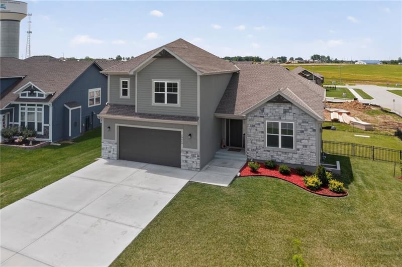 15623 Lakeside Dr, Basehor, KS 66007