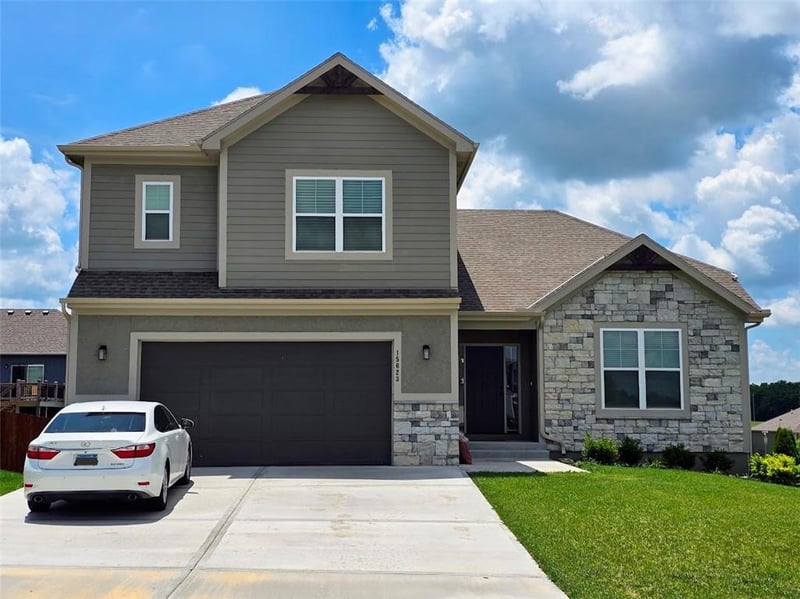 15623 Lakeside Dr, Basehor, KS 66007