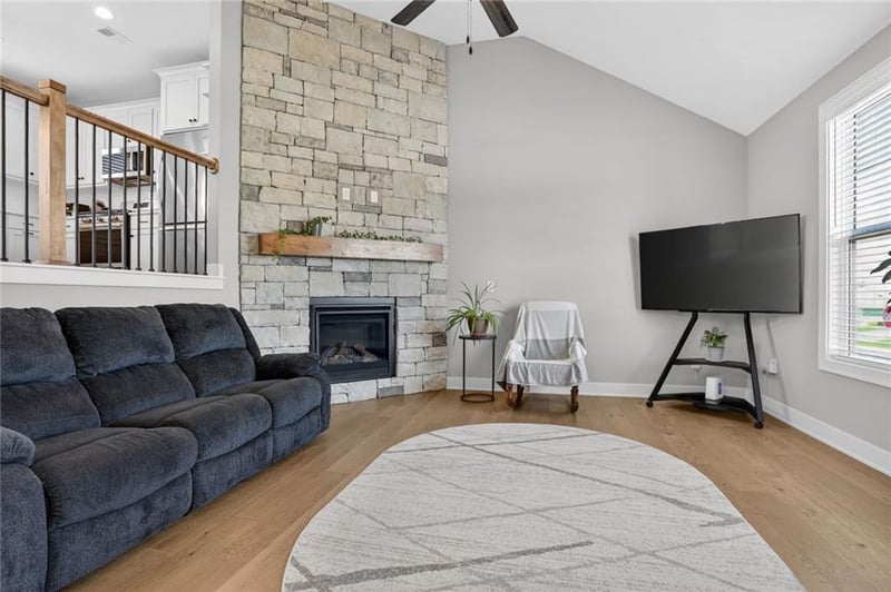15623 Lakeside Dr, Basehor, KS 66007