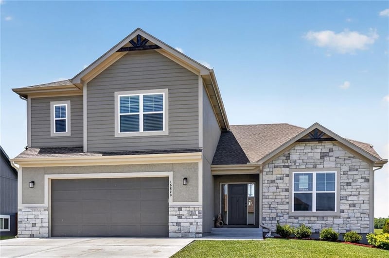 15623 Lakeside Dr, Basehor, KS 66007