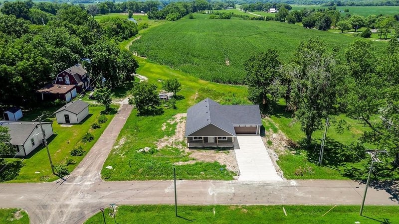 301 Pennsylvania St, East Lynne, MO 64743