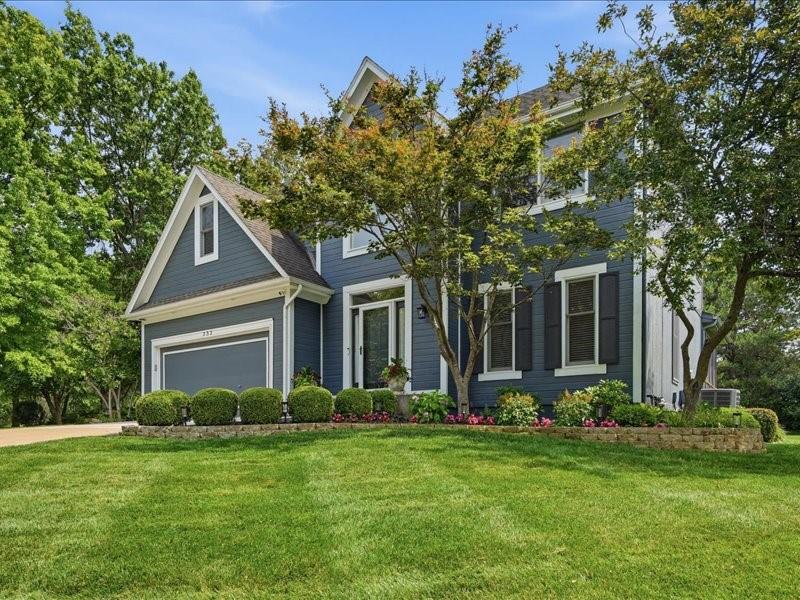 232 Winterpark Cir, Lee's Summit, MO 64081