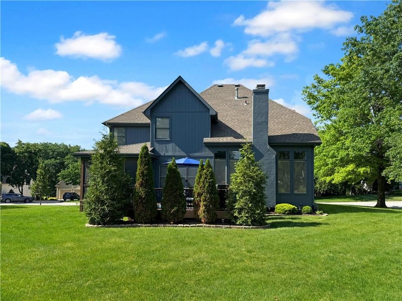 232 Winterpark Cir, Lee's Summit, MO 64081