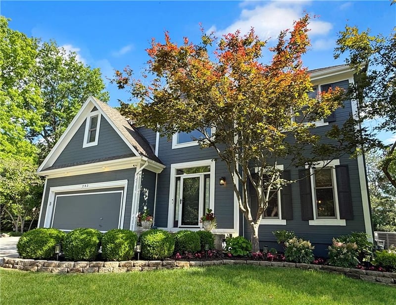 232 Winterpark Cir, Lee's Summit, MO 64081