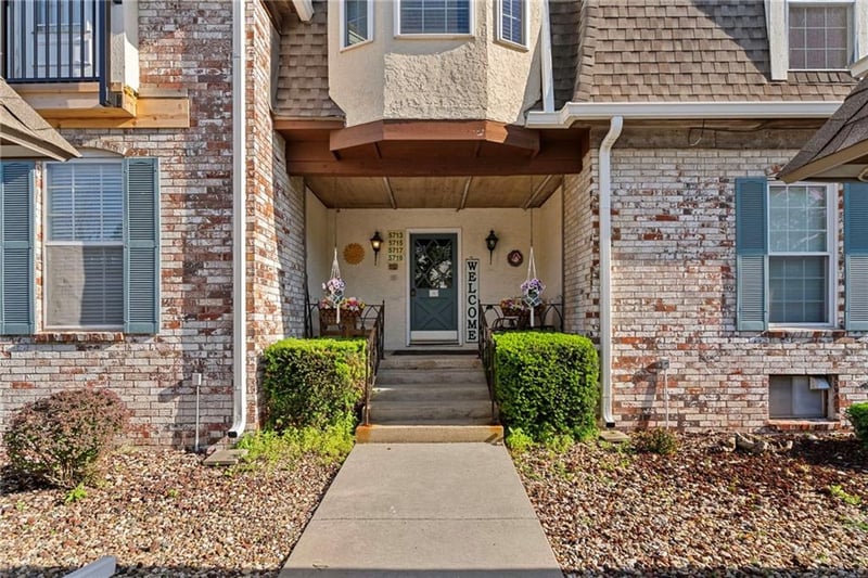 5717 Metcalf Ct, Overland Park, KS 66202