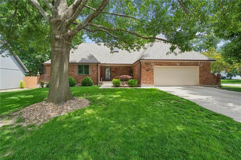 1025 Bridgehampton Way, Lee's Summit, MO 64081