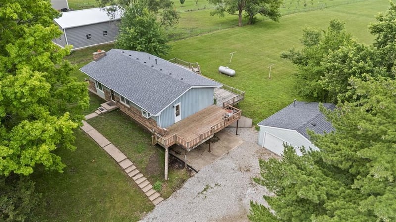 20875 251st St, Tonganoxie, KS 66086