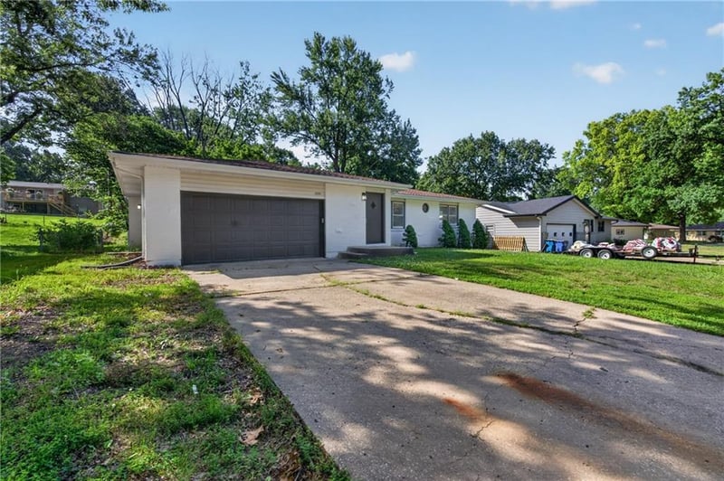 1233 Old Manor Rd, Liberty, MO 64068