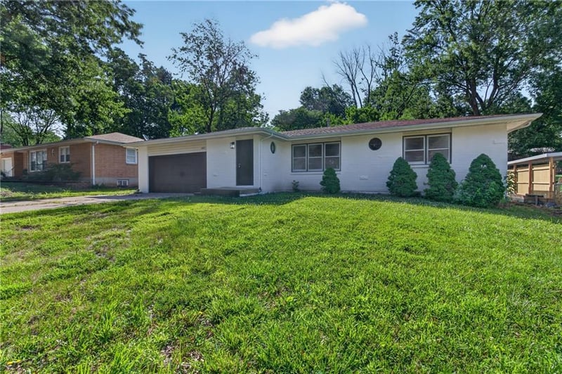 1233 Old Manor Rd, Liberty, MO 64068