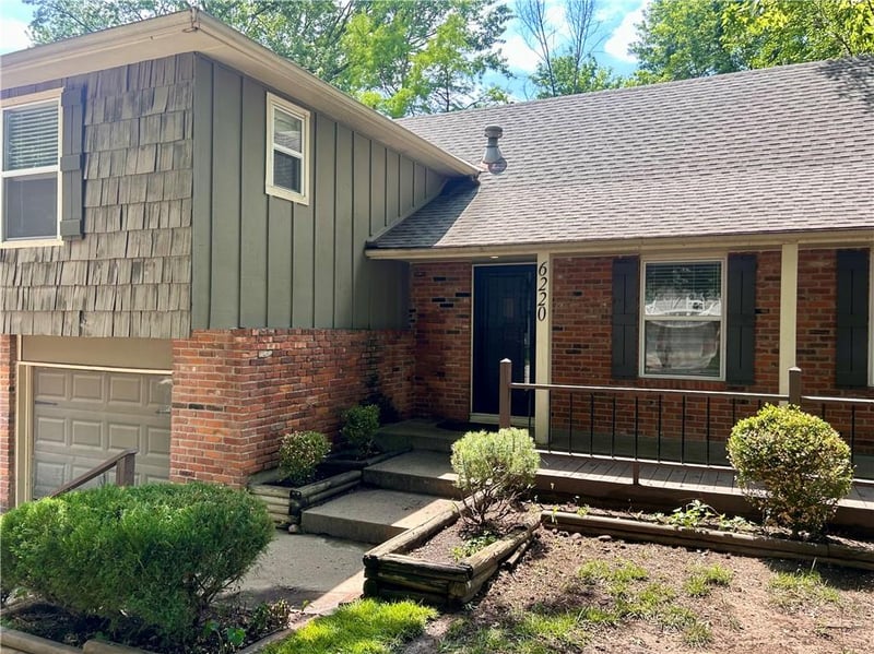 6220 Greenwood Dr, Shawnee, KS 66216