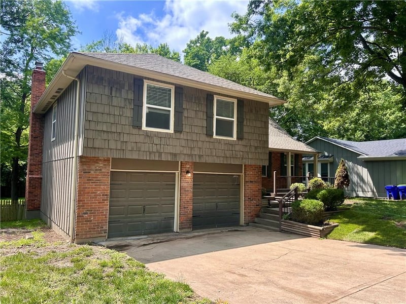6220 Greenwood Dr, Shawnee, KS 66216