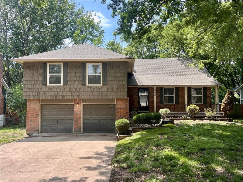 6220 Greenwood Dr, Shawnee, KS 66216