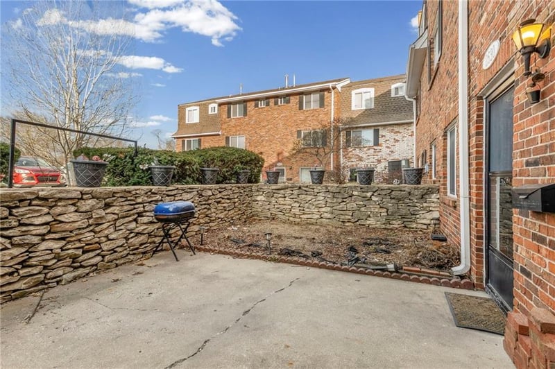 8630 85th St, Overland Park, KS 66212