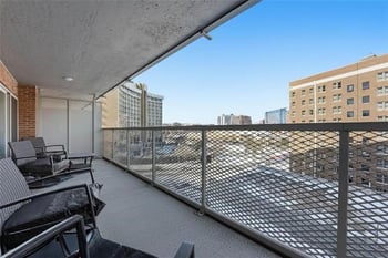310 W 49th St #201, Kansas City, MO 64112