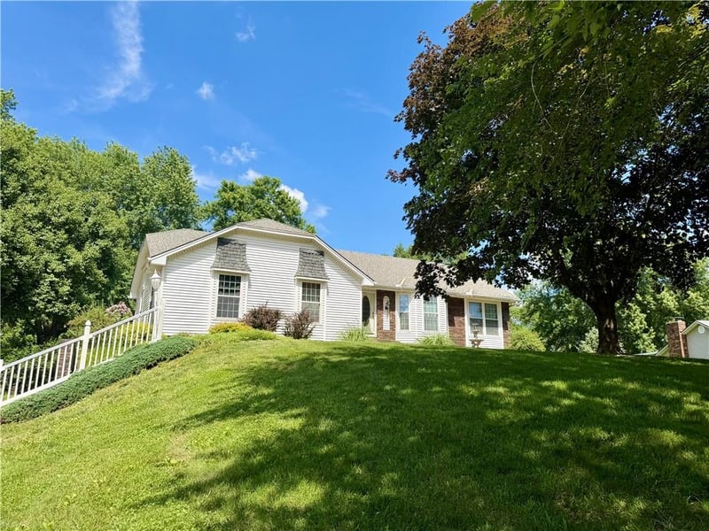14233 Parish Dr, St Joseph, MO 64505