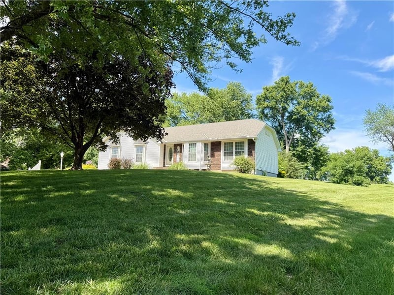 14233 Parish Dr, St Joseph, MO 64505